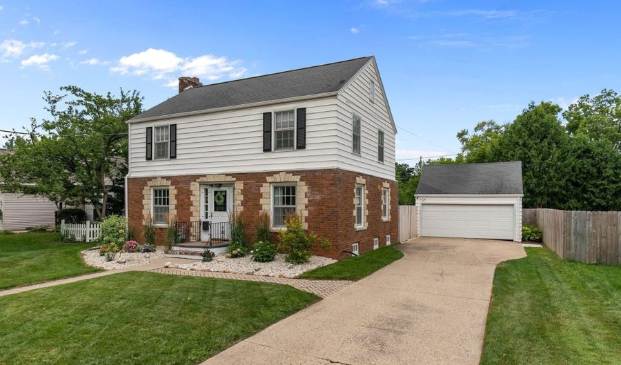 1521 S MEMORIAL Dr, Appleton, WI 54915 - 3 Beds, 2 Bath