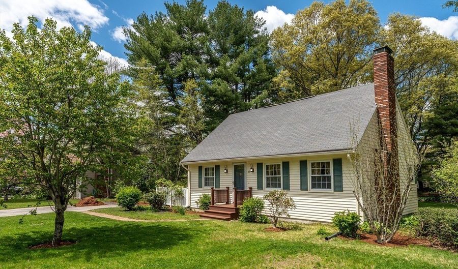 34 Oakhill Ave, Attleboro, MA 02703 - 3 Beds, 2 Bath