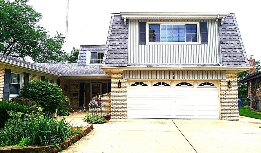 831 W Heritage Dr 2, Addison, IL 60101 - 2 Beds, 2 Bath