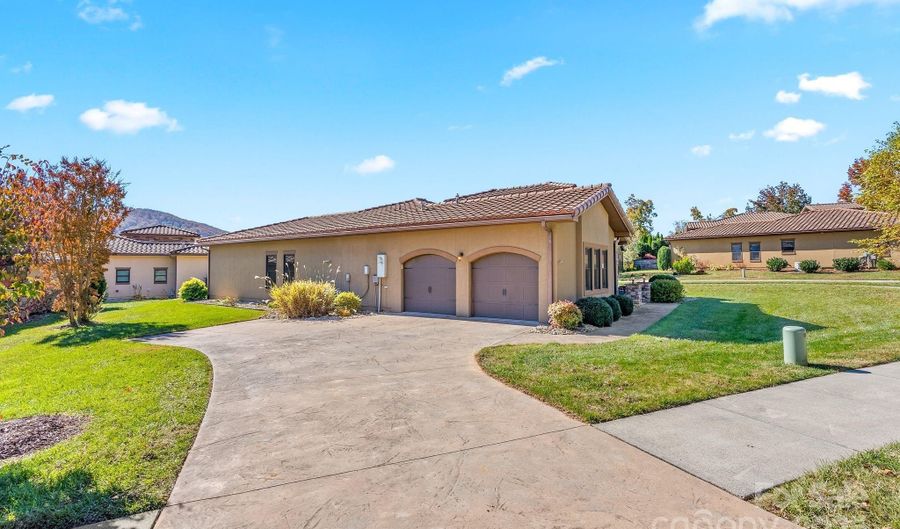 4 Pacifico Dr, Asheville, NC 28806 - 3 Beds, 2 Bath