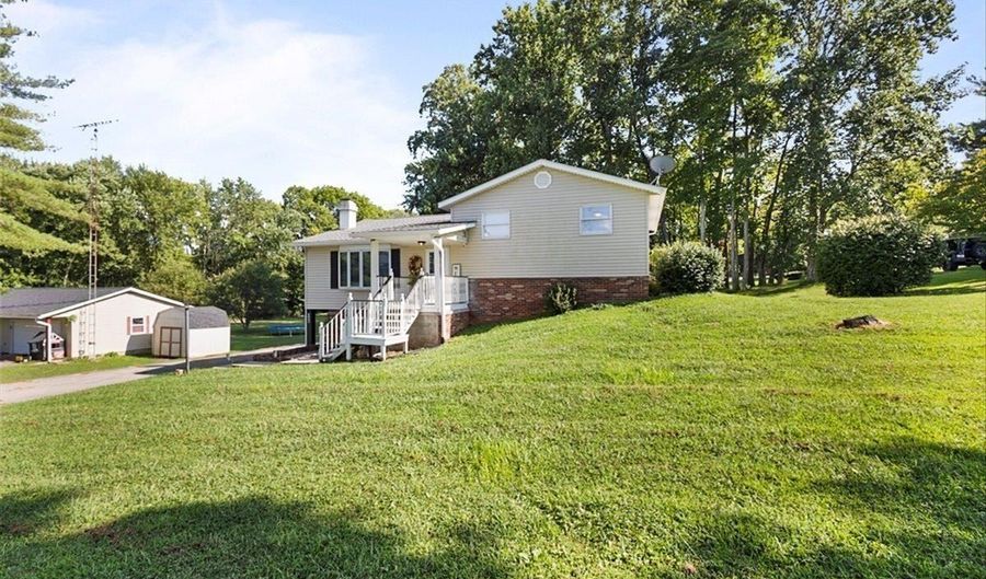 400 Johnson Ln, Bedford, IN 47421 - 3 Beds, 3 Bath