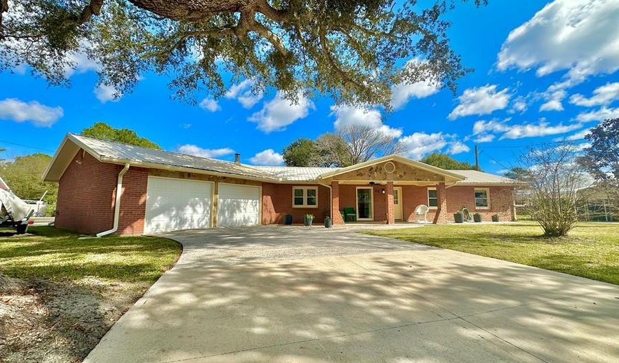 23 Apalachee St, Apalachicola, FL 32320 - 3 Beds, 2 Bath