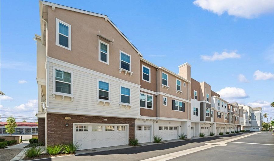 155 W LA PALMA Ave 2, Anaheim, CA 92801 - 2 Beds, 3 Bath