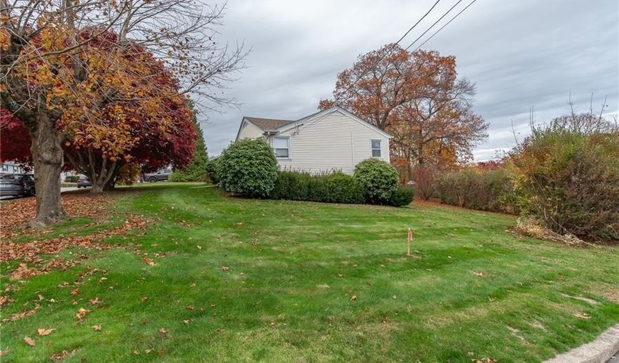 1 Rose Hill Dr, Johnston, RI 02919 - 3 Beds, 2 Bath