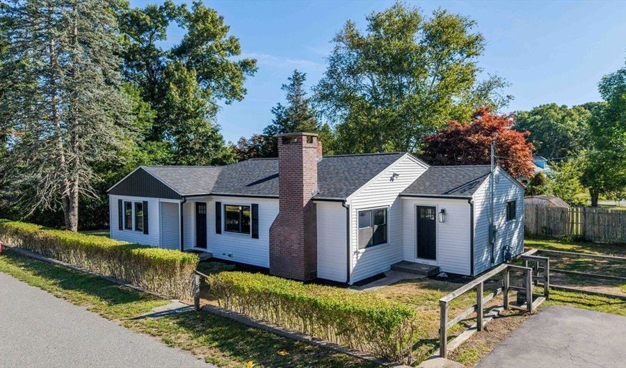 122 James St, Acushnet, MA 02743 - 3 Beds, 1 Bath
