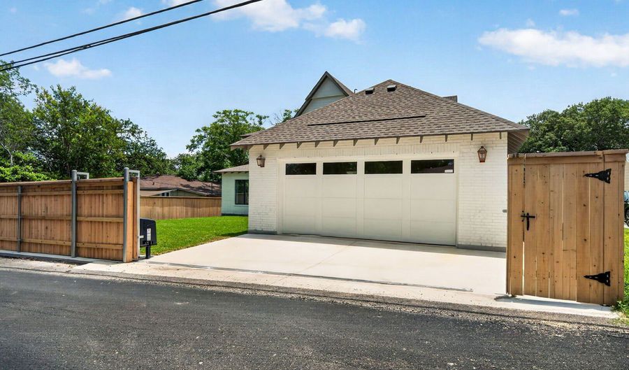 255 CLAYWELL Dr, Alamo Heights, TX 78209 - 4 Beds, 5 Bath