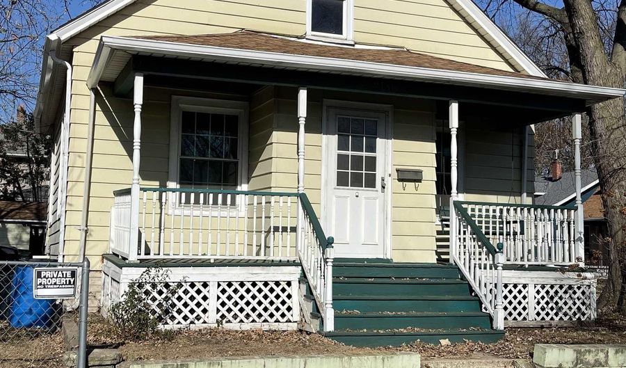 2136 DIXWELL St, Davenport, IA 52802 - 4 Beds, 1 Bath