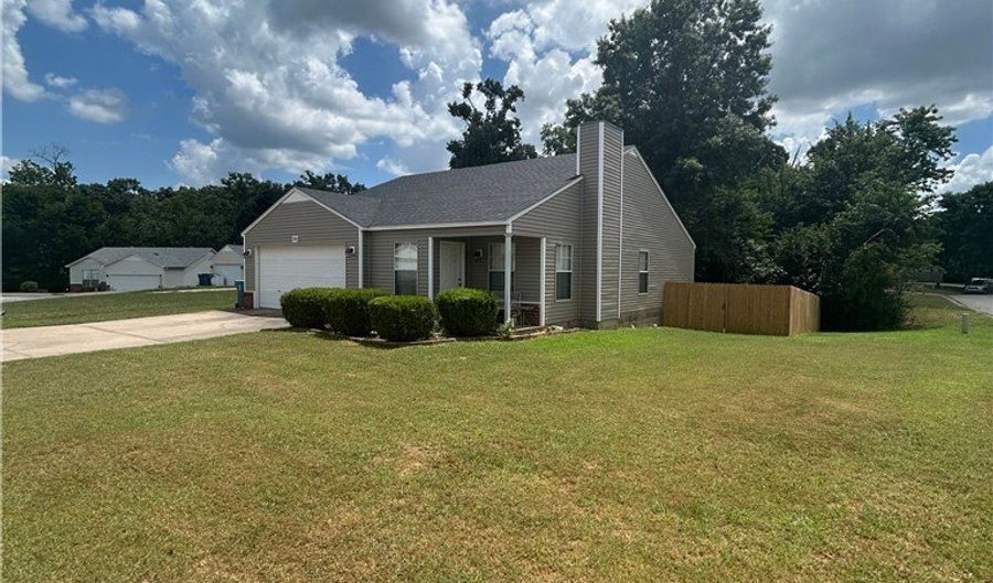 2908 NE 16th St, Bentonville, AR 72712 - 3 Beds, 2 Bath