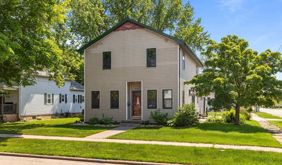 301 E HARRISON St, Appleton, WI 54915 - 5 Beds, 3 Bath
