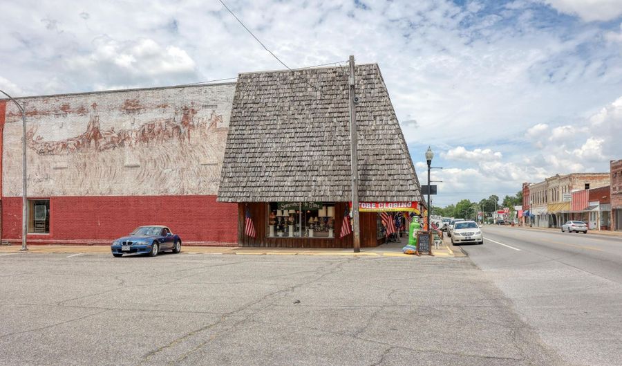 1041 Military Ave, Baxter Springs, KS 66713 - 1 Beds, 2 Bath