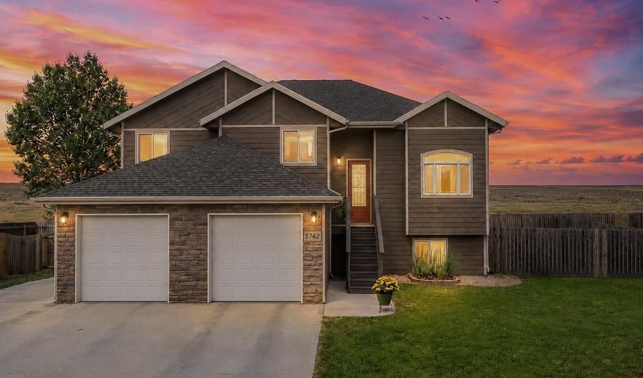 5742 Antelope Dr, Bar Nunn, WY 82601 - 5 Beds, 4 Bath