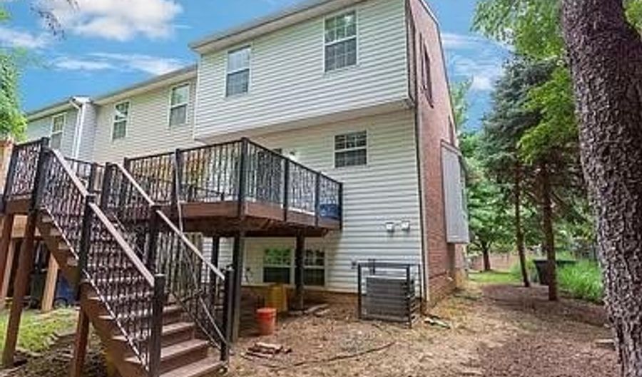 10400 VISTA GARDENS Dr, Bowie, MD 20720 - 4 Beds, 3 Bath