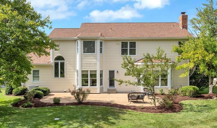821 Heatherhaven Dr, Ballwin, MO 63011 - 4 Beds, 4 Bath