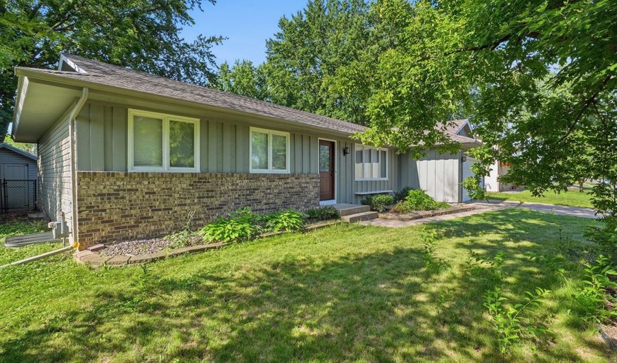 916 Whitney Dr, Apple Valley, MN 55124 - 4 Beds, 3 Bath