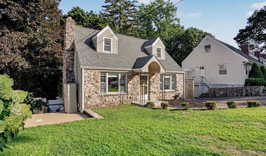 555 Lakeside Dr, Bridgeport, CT 06606 - 3 Beds, 2 Bath