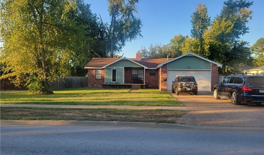 1005 NE 2nd St, Bentonville, AR 72712 - 3 Beds, 2 Bath
