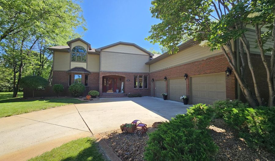 39081 Greenwood Ln, Aberdeen, SD 57401 - 4 Beds, 4 Bath