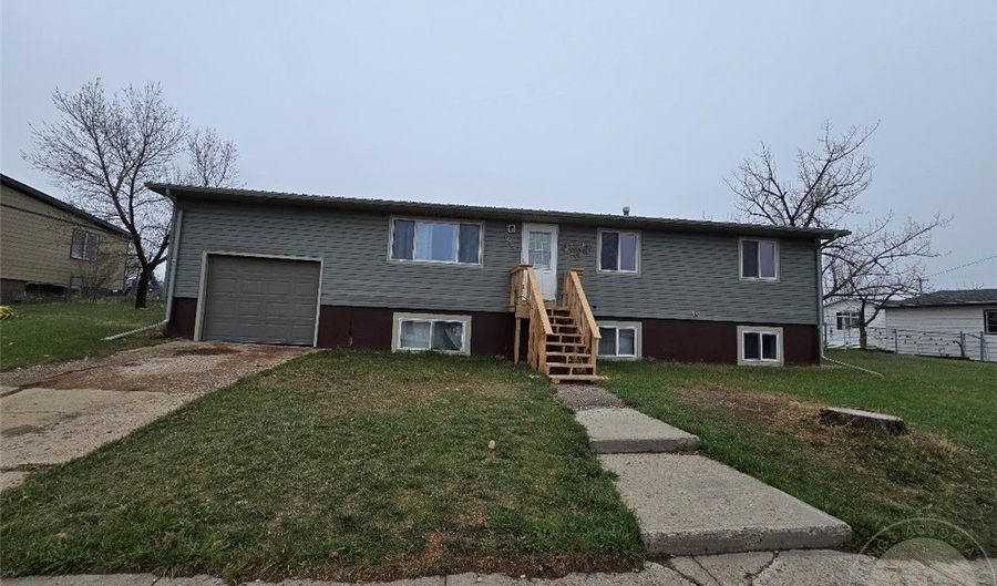 916 Wyoming Ave, Baker, MT 59313 - 5 Beds, 2 Bath