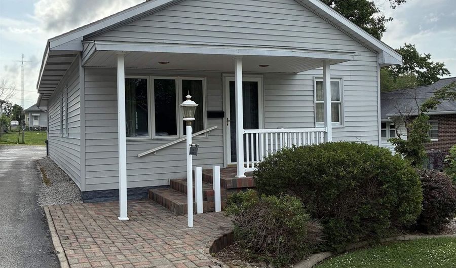 909 N Washington St, Bicknell, IN 47512 - 2 Beds, 2 Bath
