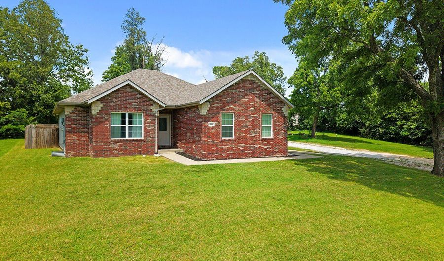 806 E Grant St, Ash Grove, MO 65604 - 3 Beds, 2 Bath