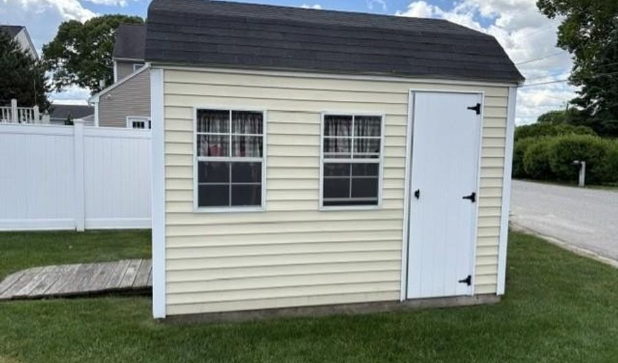42 Chestnut St, Cumberland, RI 02864 - 3 Beds, 2 Bath
