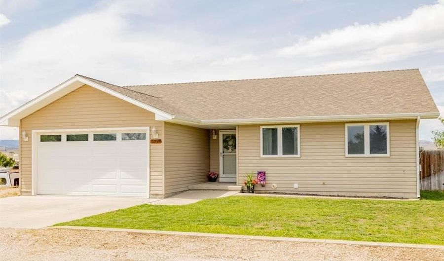 2929 E Ave, Cody, WY 82414 - 4 Beds, 3 Bath