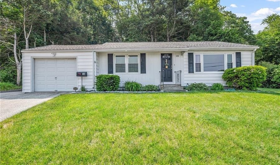18 Oak Hill Ave, North Smithfield, RI 02896 - 2 Beds, 1 Bath
