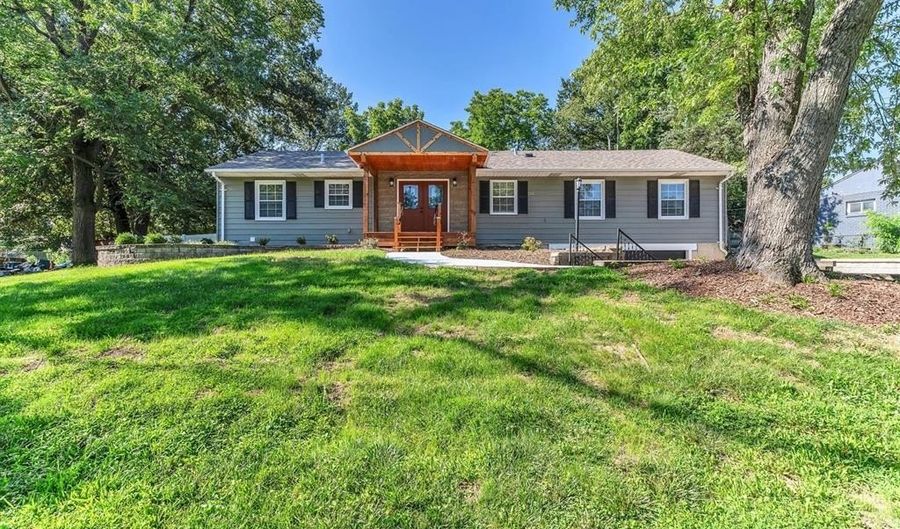 216 Hillsdale Dr, Ballwin, MO 63011 - 4 Beds, 4 Bath