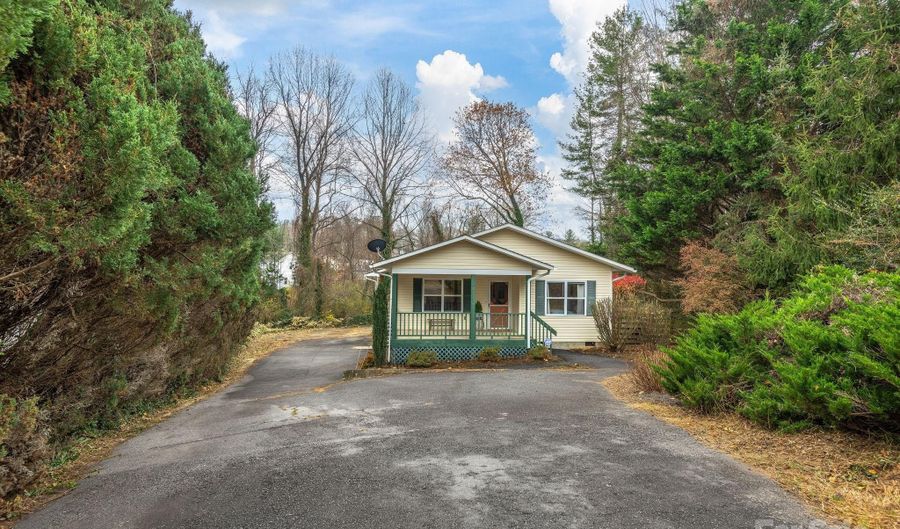 7 Wilson Creek Dr, Asheville, NC 28803 - 4 Beds, 2 Bath