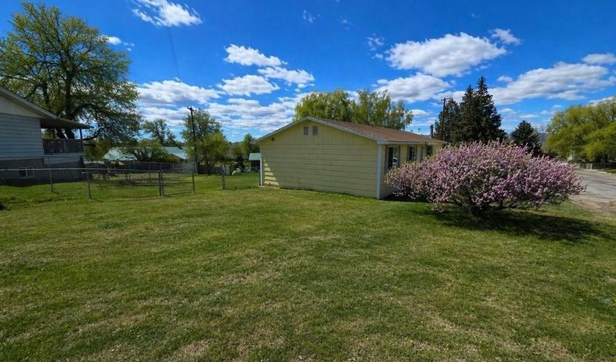 453 Yvonne St, Arco, ID 83213 - 3 Beds, 1 Bath