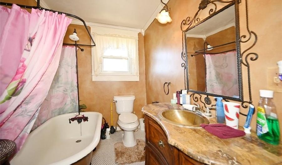 308 R St, Atchison, KS 66002 - 5 Beds, 3 Bath