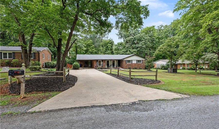 578 EastWood Dr, Asheboro, NC 27205 - 3 Beds, 2 Bath