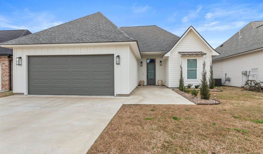 202 Golden Cypress Dr, Youngsville, LA 70592 - 4 Beds, 2 Bath