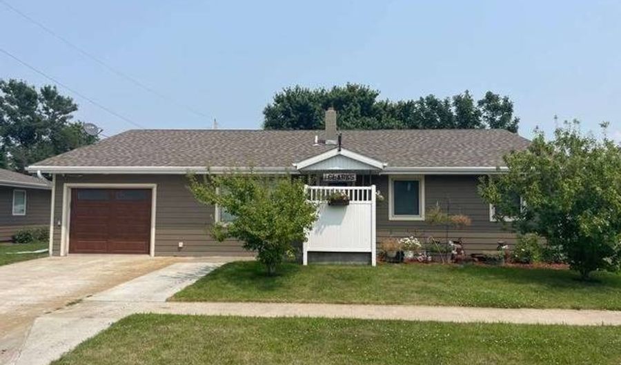 128 N Harrington St, Ainsworth, NE 69210 - 3 Beds, 2 Bath