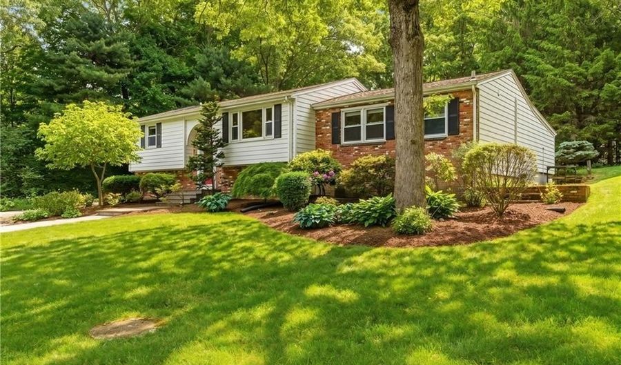 8 Ledgemont Dr, Lincoln, RI 02865 - 3 Beds, 3 Bath
