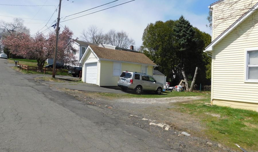 35 Merrimac St, Danbury, CT 06810 - 4 Beds, 3 Bath