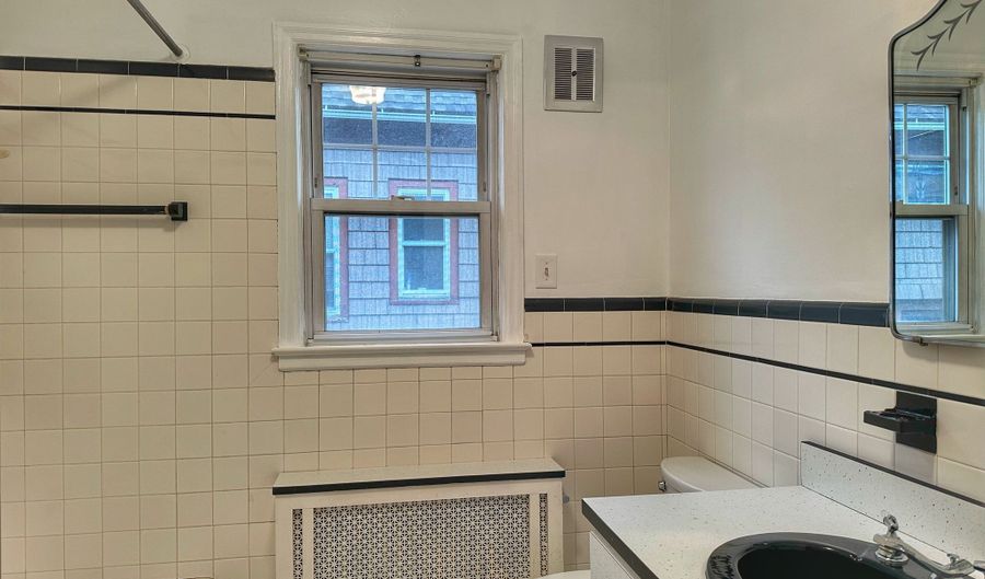 181 Fox St 2, Bridgeport, CT 06605 - 2 Beds, 1 Bath