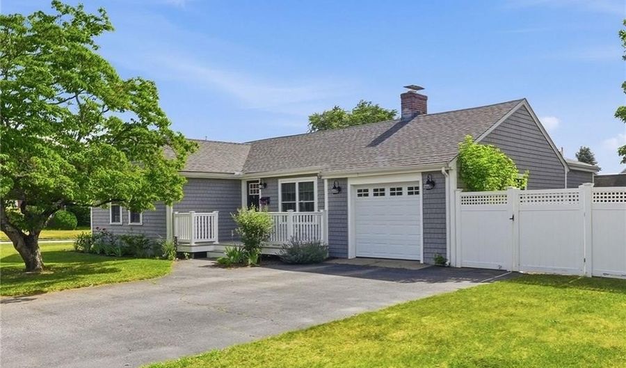 336 Dover Ave, East Providence, RI 02914 - 2 Beds, 2 Bath