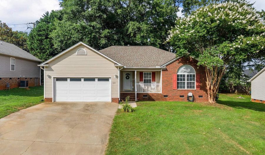 635 Shadow Dance Ln, Boiling Springs, SC 29316 - 3 Beds, 2 Bath