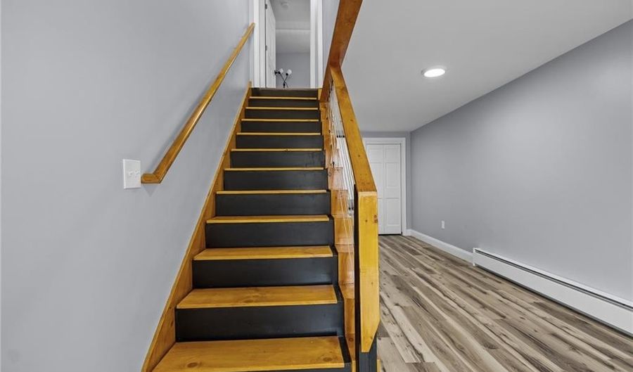 137 Overlook Dr, Warwick, RI 02818 - 3 Beds, 1 Bath
