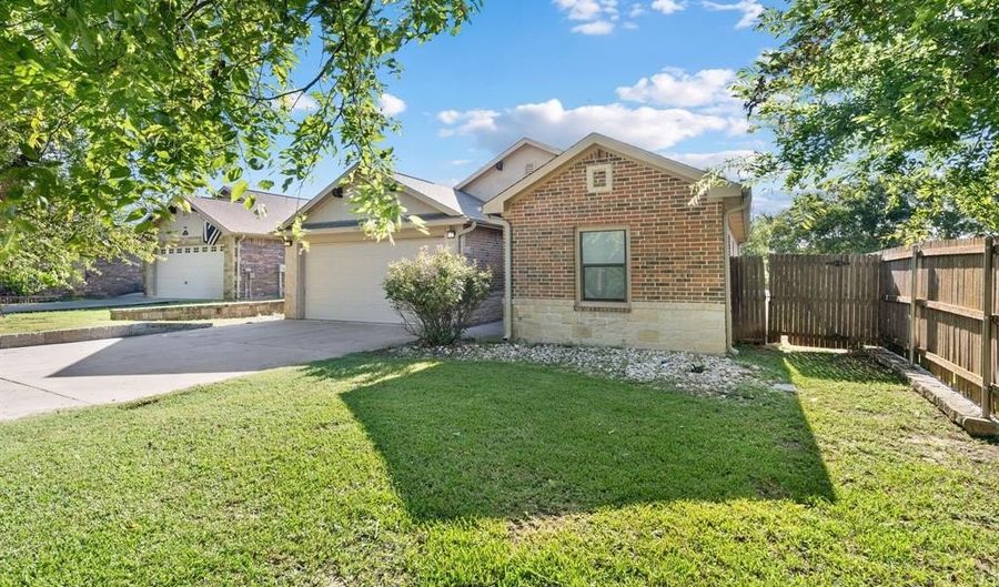 405 Magnolia St, Hico, TX 76457 - 3 Beds, 2 Bath
