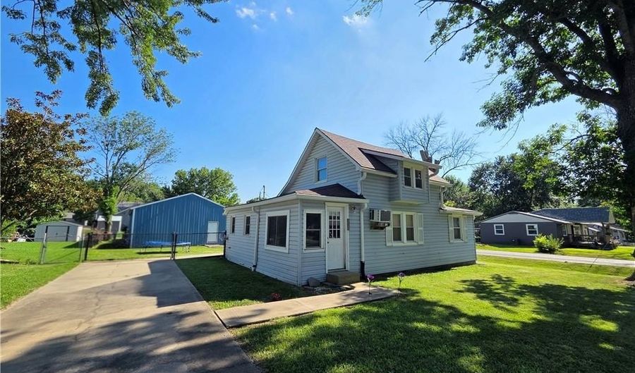 131 W 5th St, Adrian, MO 64720 - 2 Beds, 1 Bath