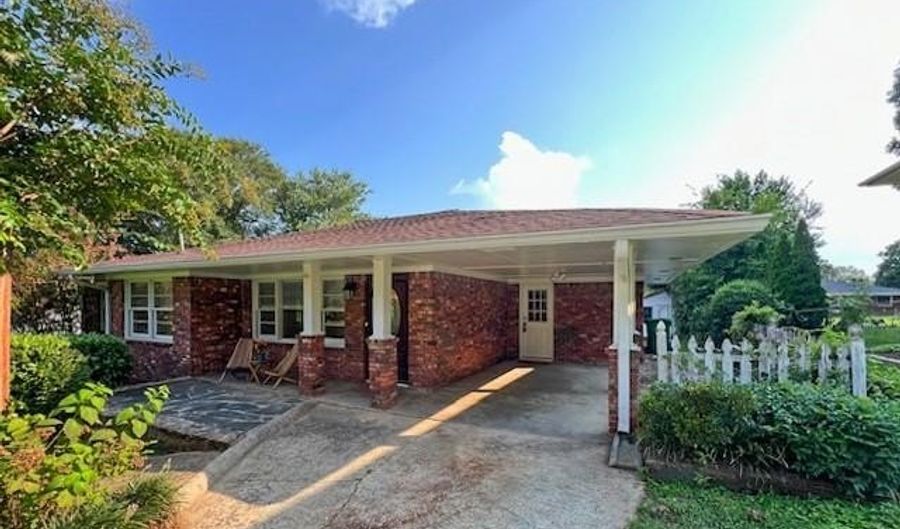 2711 Fairlane Dr, Atlanta, GA 30340 - 3 Beds, 2 Bath