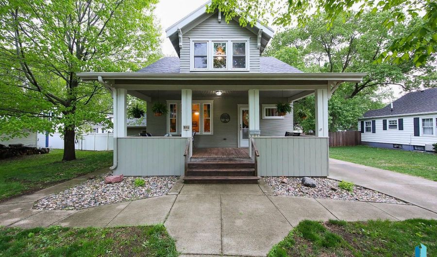 105 N 7th St, Beresford, SD 57004 - 4 Beds, 2 Bath