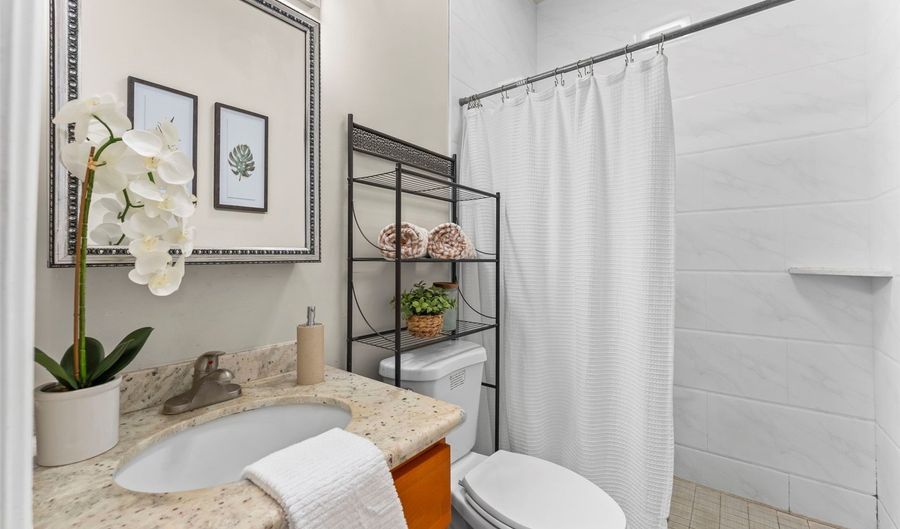98-822 Kaamilo St, Aiea, HI 96701 - 6 Beds, 5 Bath