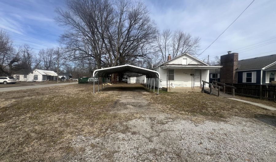 132 W 5th St, Baxter Springs, KS 66713 - 2 Beds, 1 Bath