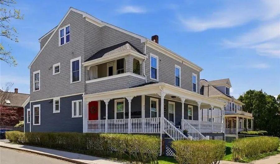 419 Broadway 5, Newport, RI 02840 - 2 Beds, 1 Bath