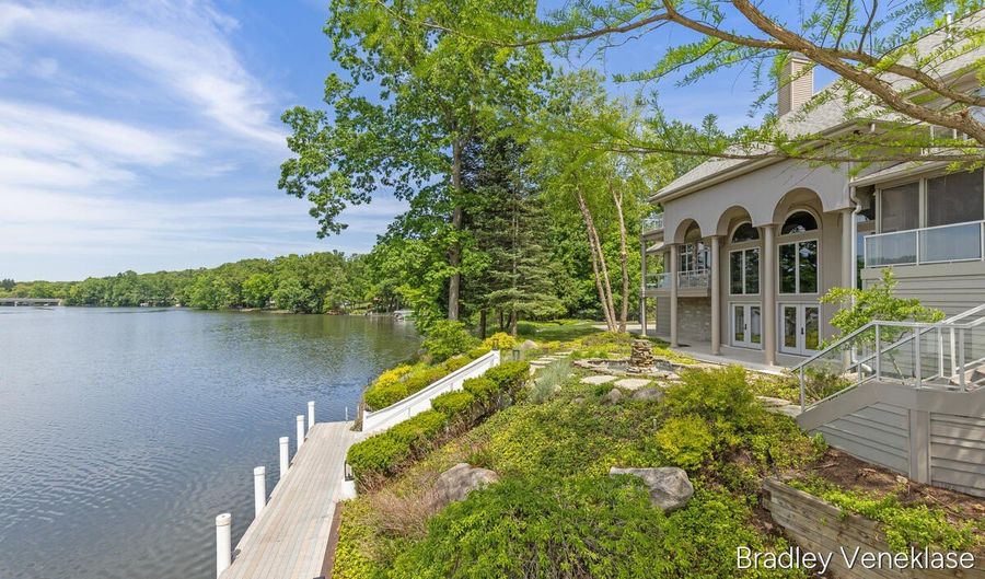 7635 Sandy Hollow Ln SE, Alto, MI 49302 - 5 Beds, 8 Bath