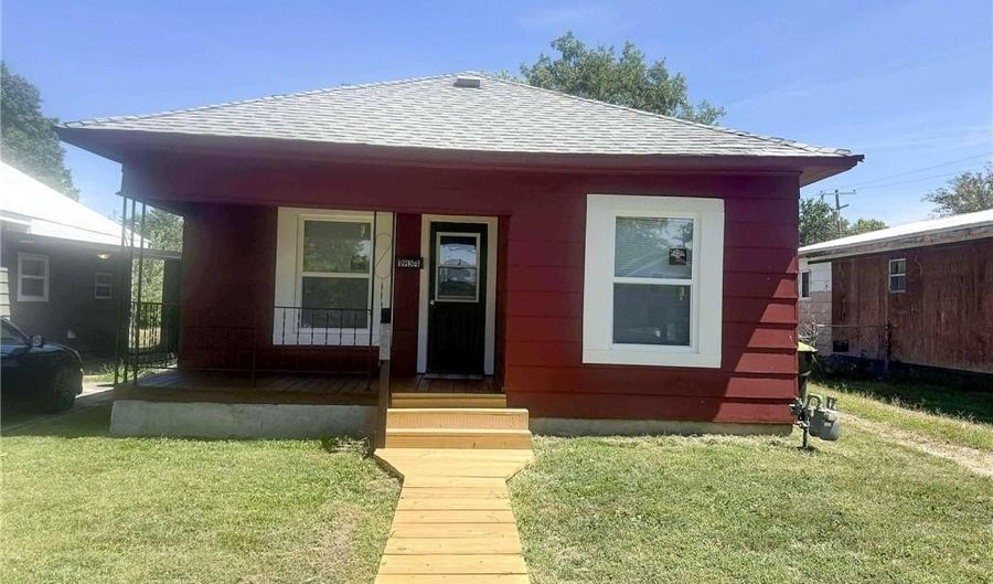 1934 East Ave, Baxter Springs, KS 66713 - 2 Beds, 1 Bath