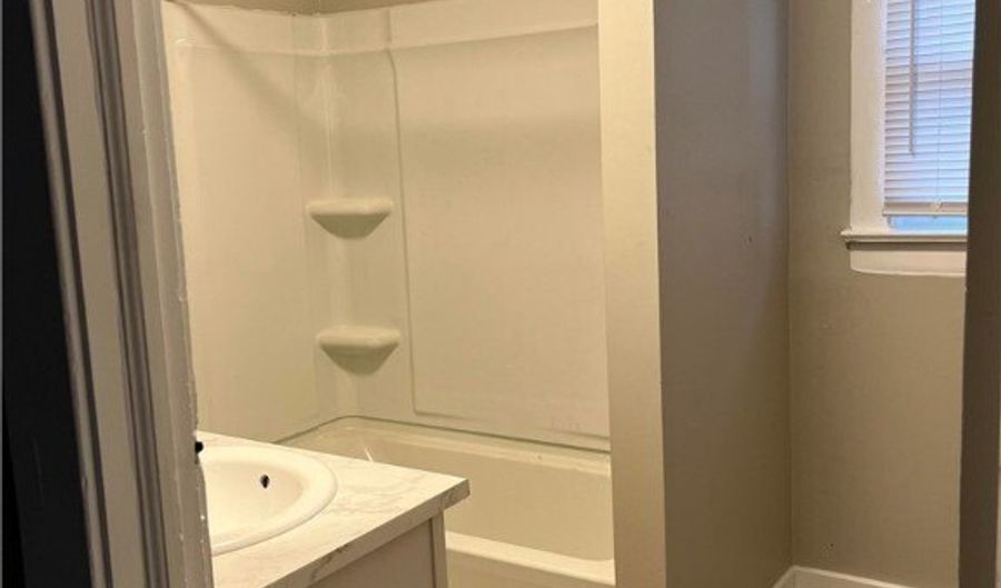 992 5TH Ave, Akron, OH 44306 - 4 Beds, 1 Bath